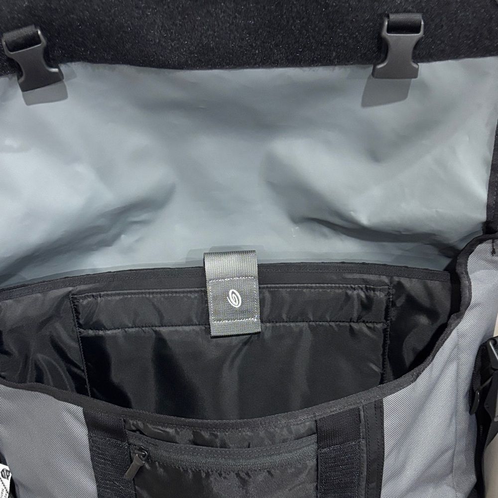 Timbuk2 Charcoal and Ivory Messenger Bag NWOT - Picture 3 of 5